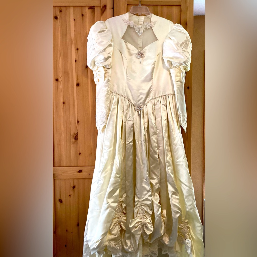 👰‍♀️  VINTAGE 1980’s PEARL BUTTON BACK w/ Satin BOW BRIDAL GOWN IVORY